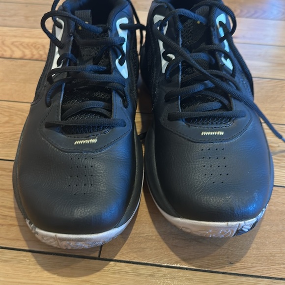 Under Armor Tennis Shoes - Picture 5 of 6